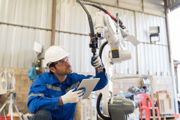 Male,Engineer,Worker,Working,With,Tablet,For,Control,Welding,Robot